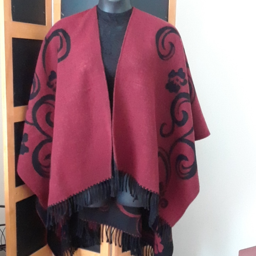 Reversible Printed Poncho w/fringes - Picture 2 of 16